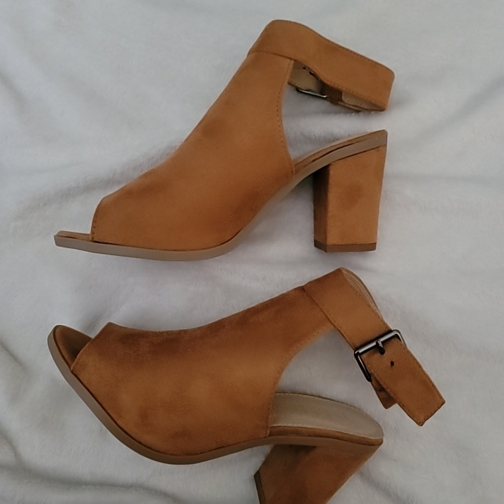 Last pairs  TAN SUE heels PRICE IS FIRM