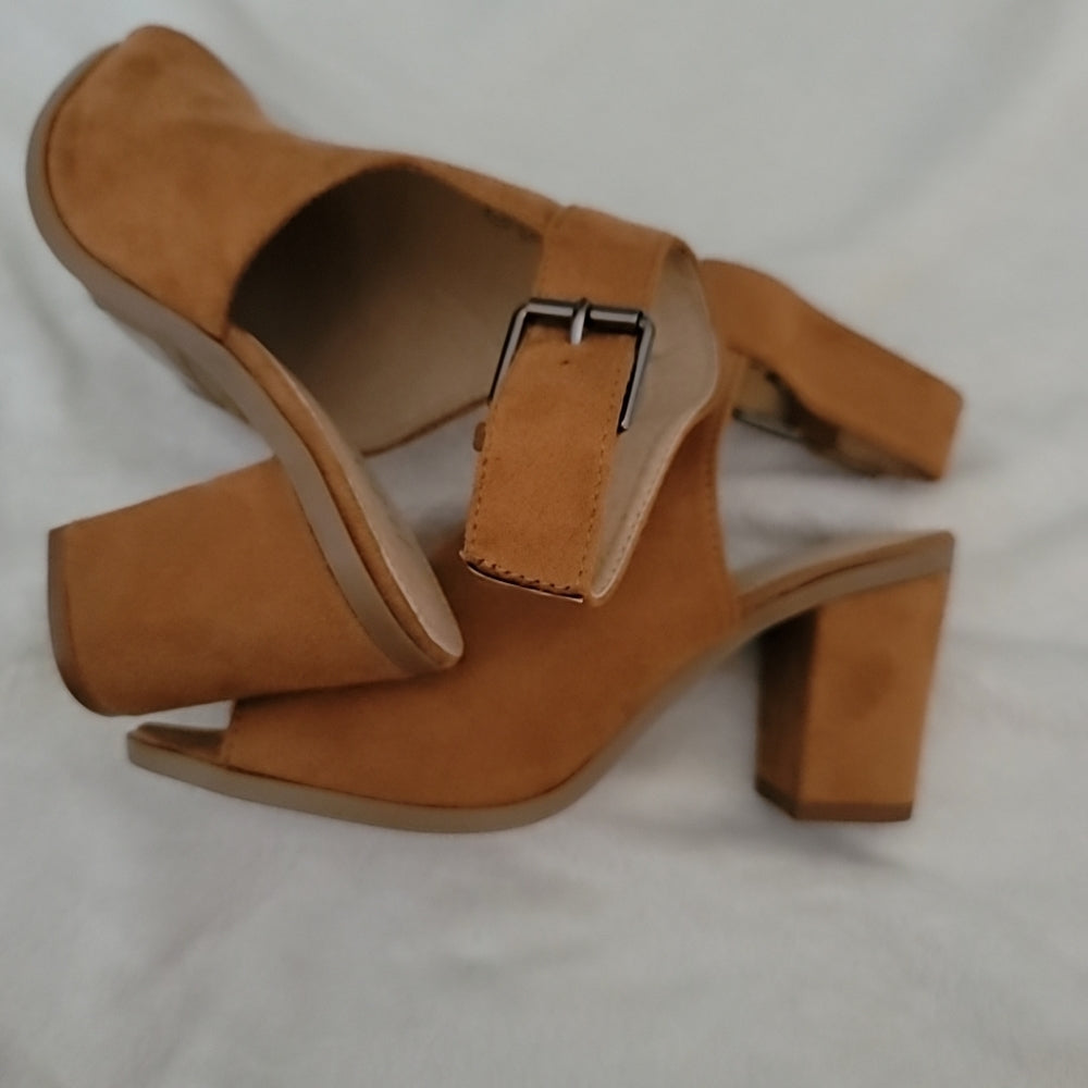 Last pairs  TAN SUE heels PRICE IS FIRM