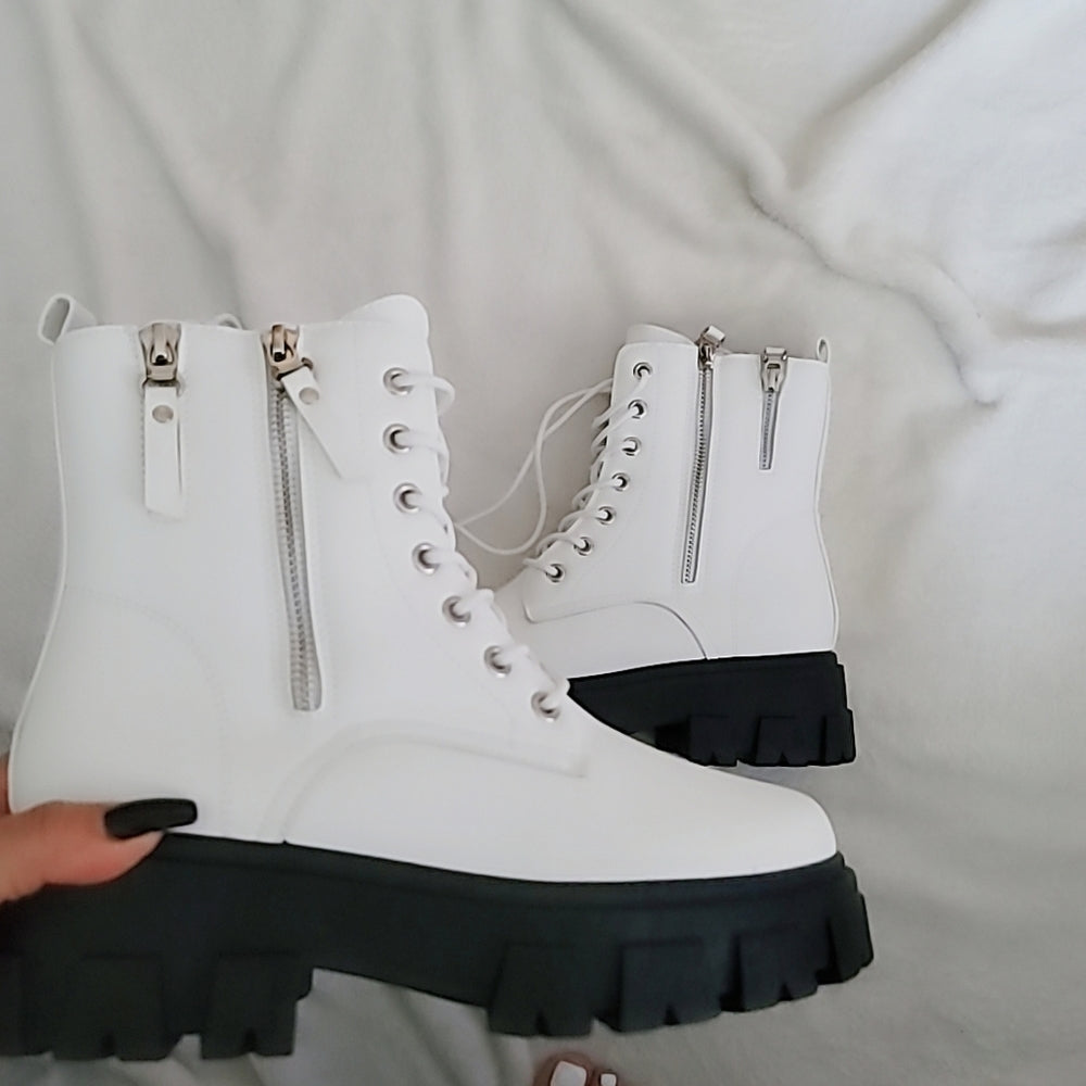 Just In 🖤 Valeska Military White boots