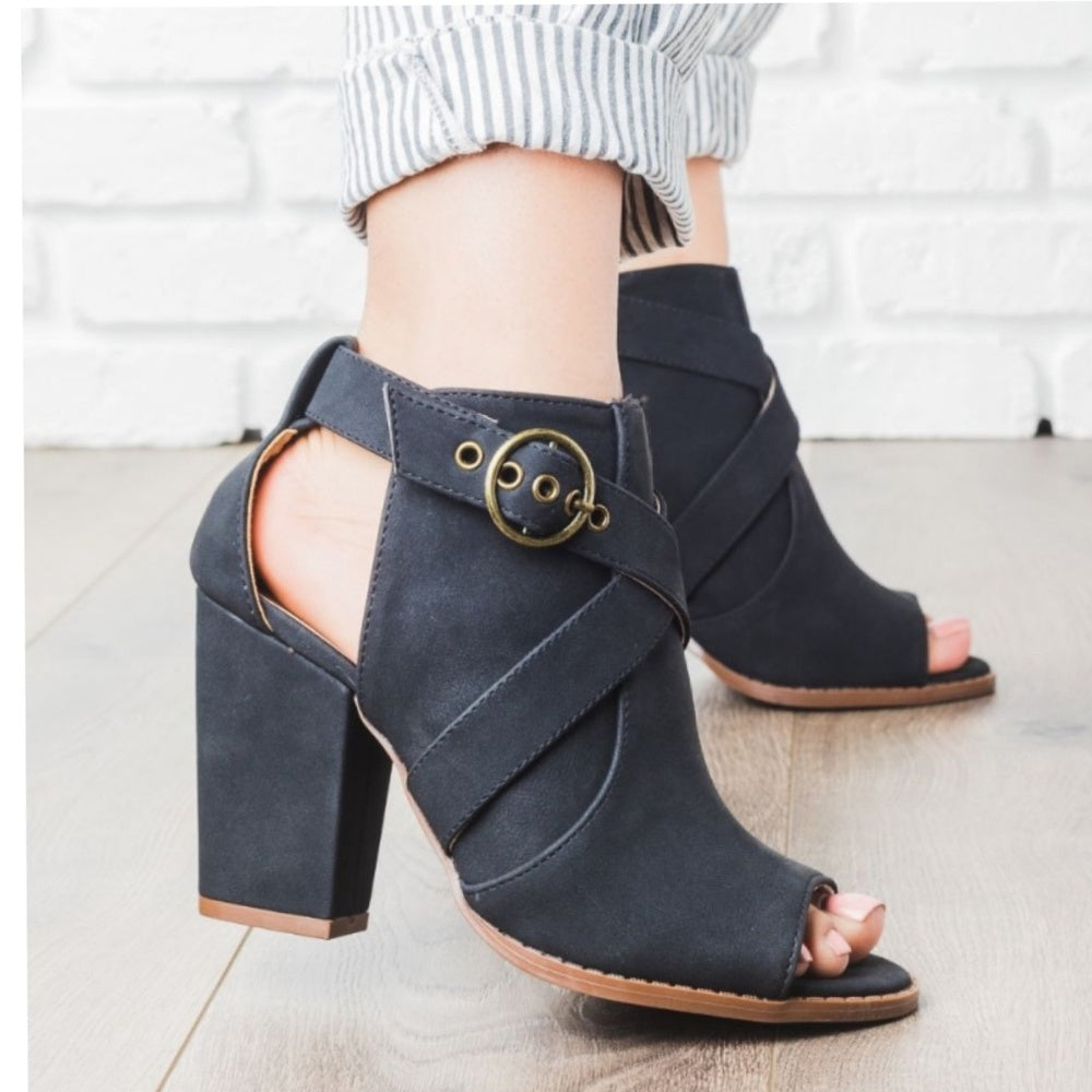 ❤last pairs❤CHIC CRISS CROSS BOOTIE HEELS